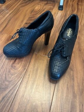 Black Textured Lace-Up High Heel Oxford for Women